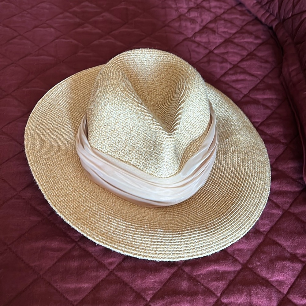 Eugenia Kim like new straw hat adjustable for head size